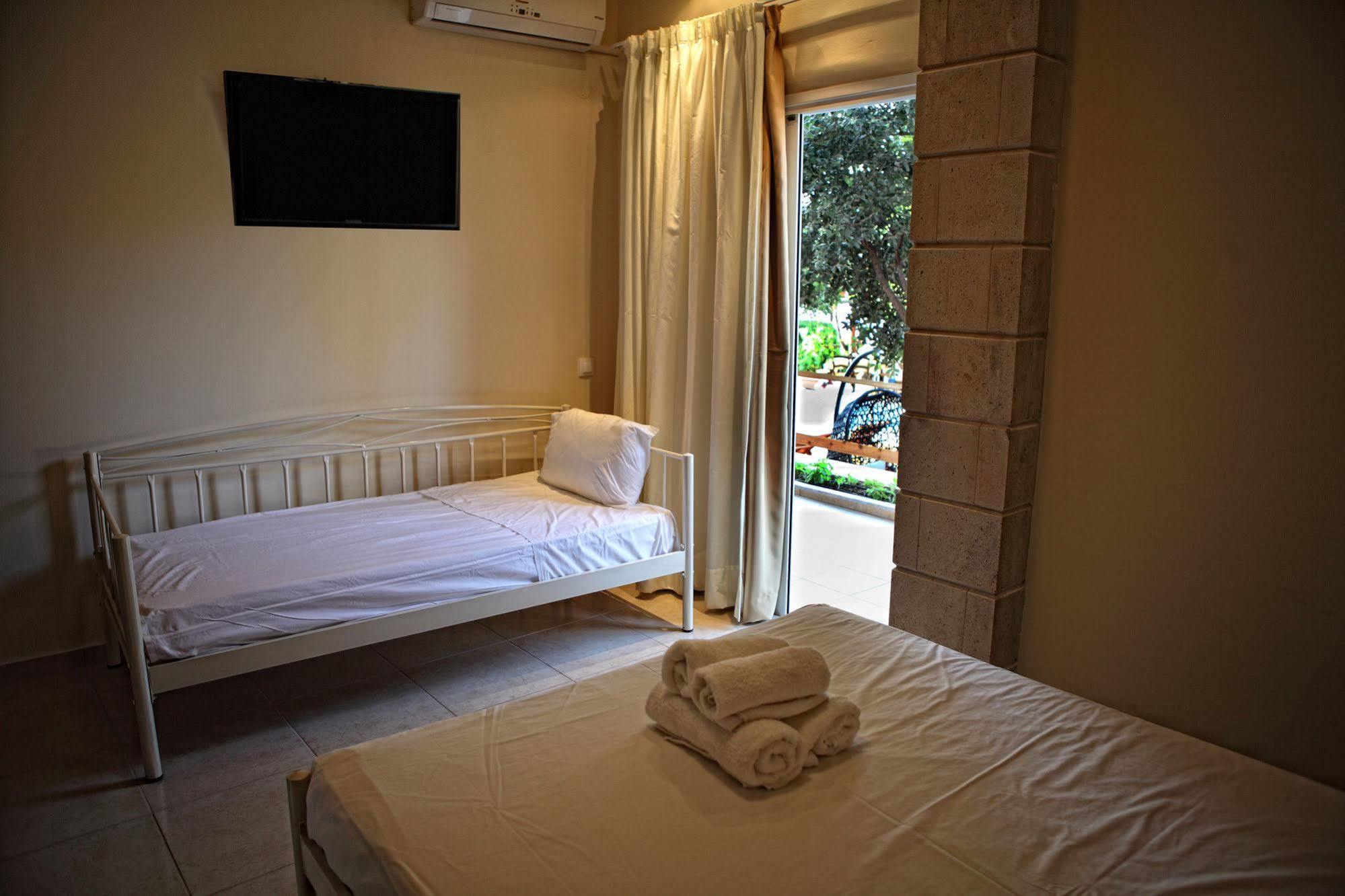 Niriides Beach Hotel 레팀노 외부 사진